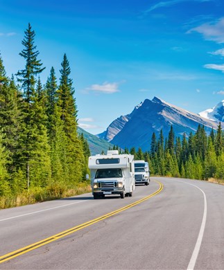 Icefield_Parkway_Autocamper_iStock-1318715659_323-390