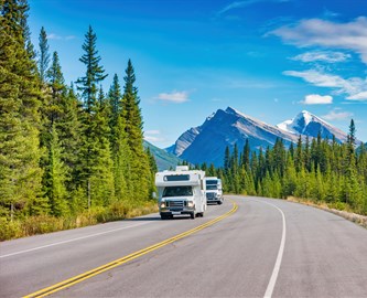 Icefield_Parkway_Autocamper_iStock-1318715659_333-270
