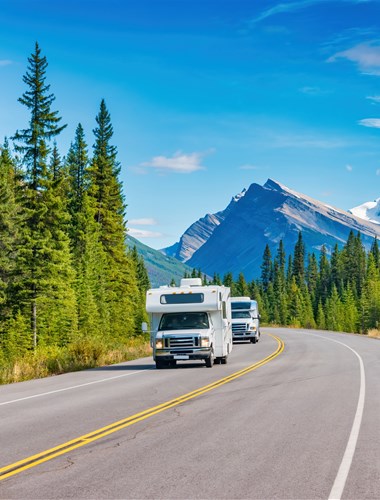 Icefield_Parkway_Autocamper_iStock-1318715659_380-500