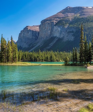 Udsigt til sø og bjerge i Jasper Nationalpark, Canada Flot udsigt til sø og bjerge i Jasper Nationalpark, Canada