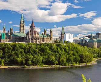 Udsigt til Ottawa skyline med vand og grønne træer rundt om