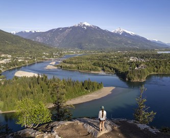 Kvinde som ser ud over Revelstroke, Canada Kvinde som ser ud over Revelstroke, Canada