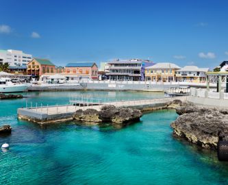 Havnepromenade og blå himmel i George Town på Grand Cayman