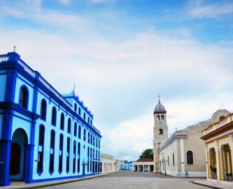 Stille gade i Bayamo med kolonial arkitektur, Cuba Stille gade i Bayamo med kolonial arkitektur, Cuba
