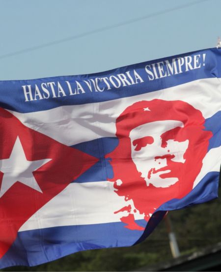 Flag med revolutionshelten Che Guevara i Cuba Flag med revolutionshelten Che Guevara i Cuba