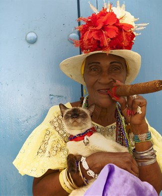 Cubansk_kvinde_med_cigar_iStock-168263320_323-390