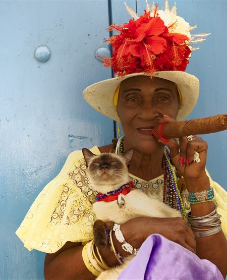 Cubansk_kvinde_med_cigar_iStock-168263320_450-555