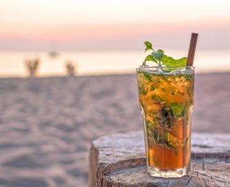 Drink på stranden i solnedgangen