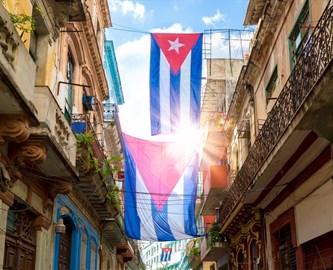 Gade_og_flag_Havana_iStock-1333023418_333-270