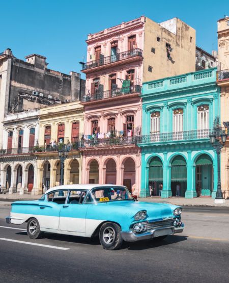 Farverige facader og amerikanerbil i den gamle bydel i Havana