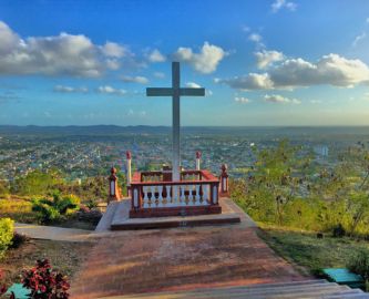 Helligt kors på bakketop i Holguín med udsigt over byen og landskabet, Cuba Helligt kors på bakketop i Holguín med udsigt over byen og landskabet, Cuba
