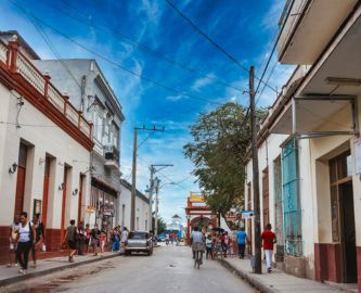 Gade i byen Holguín på Cuba