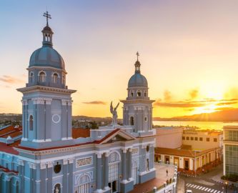 Solnedgang over flot kirke i Santiago de Cuba