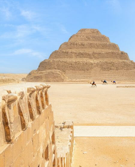 Trinpyramiden i Saqqara uden for Kairo, Egypten – blev bygget som gravmæle for Farao Djoser omkring 2650 f.Kr.