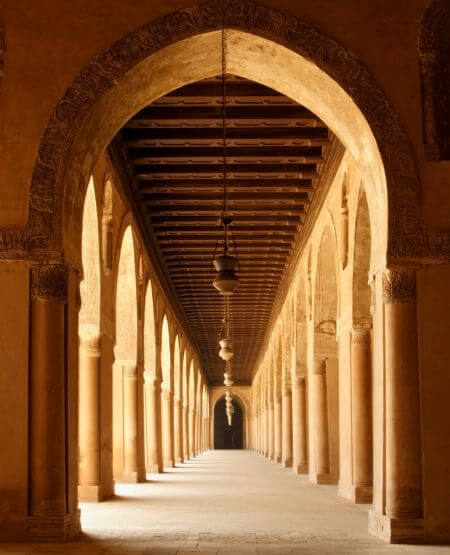 Smuk søjlegang i Ibn Tulun-moskéen i Kairo, Egypten