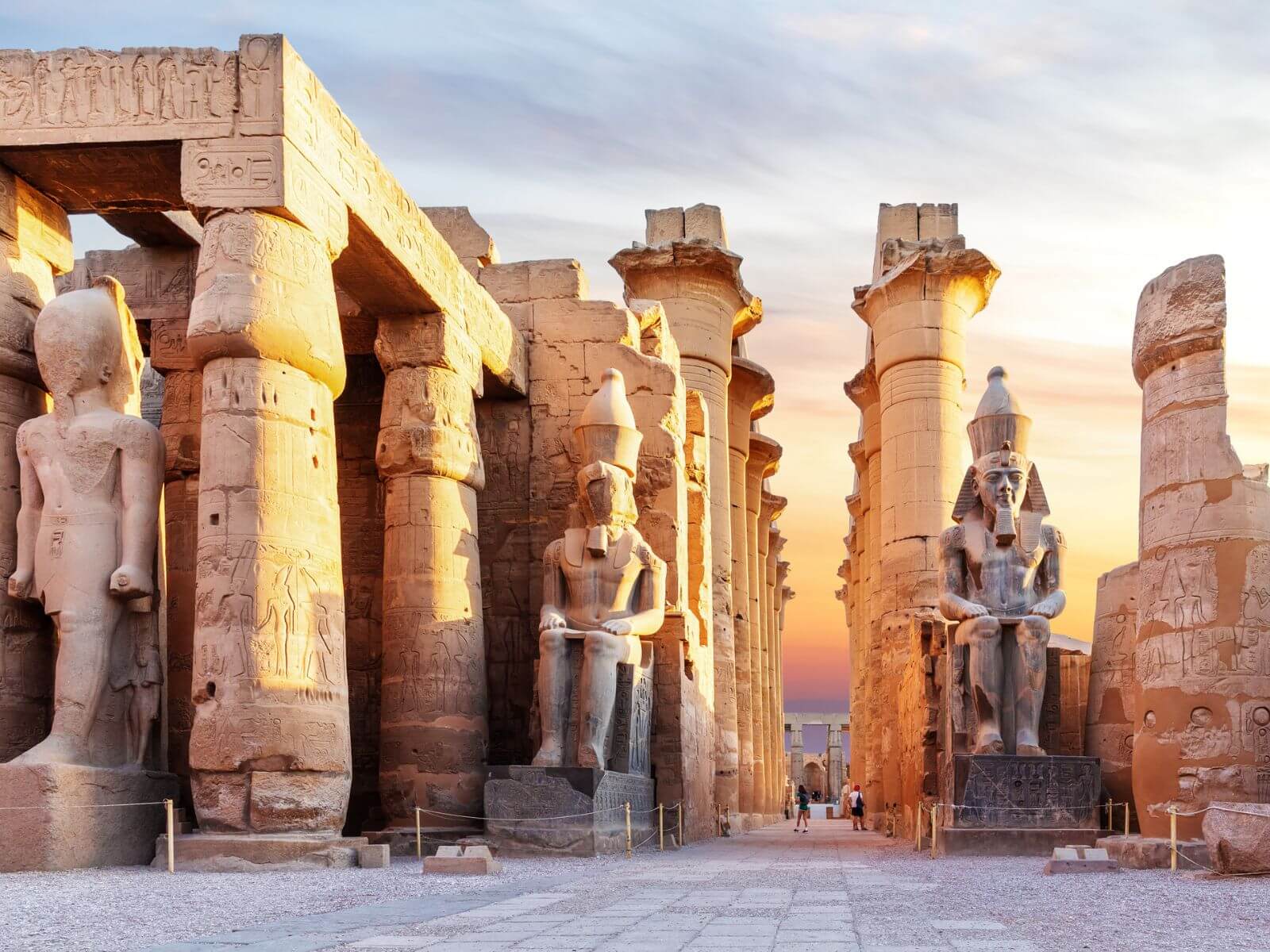 Imponerende oldtidsfuld i Luxor-templet i Egypten