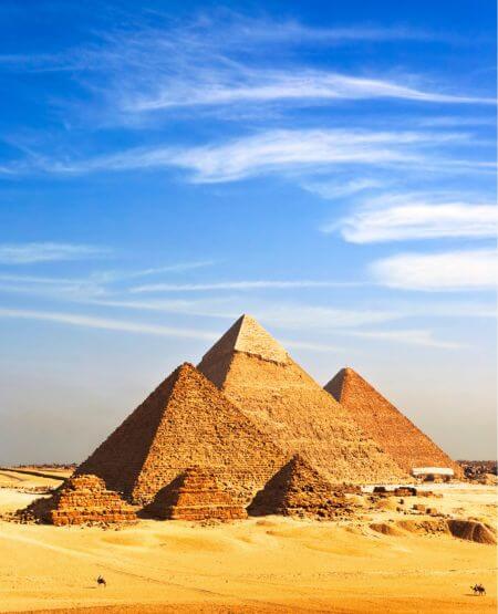 Pyramiderne i Giza, der rejser sig over ørkensandet i udkanten af Kairo, Egypten