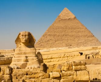 Sfinksen foran pyramide i Giza, Egypten