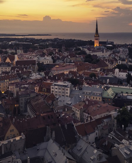 Tallinn_by_night_iStock-1426252208_450-555