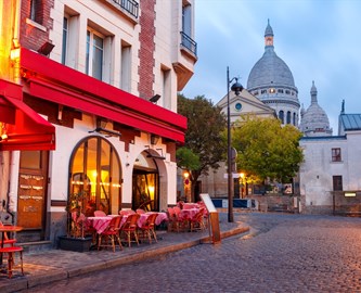 Cafe i Montmartre med Sacre Coeur i baggrunden