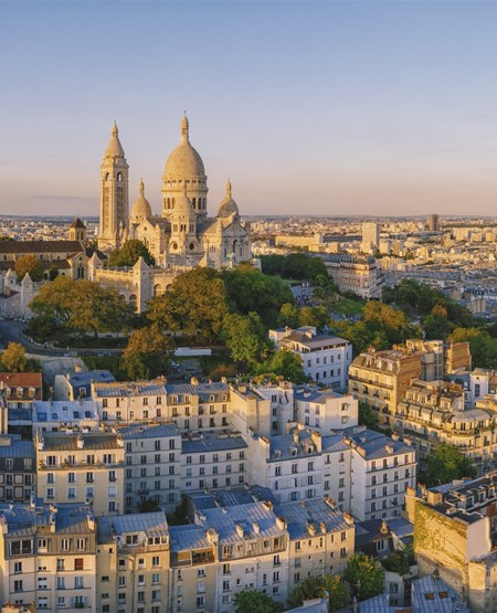 Sacre Coeur med Montmartre i forgrunden