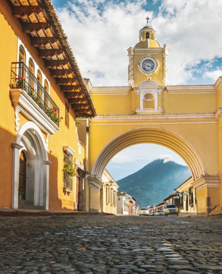 Flot gul port over gade i Antigua i Guatemala