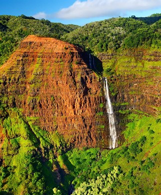Tropisk vandfald på Hawaii