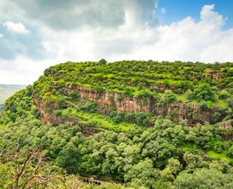 Det UNESCO-fredede Ranthambhore-fort ligger med en helt enestående smuk placering i Ranthambore Nationalpark i Rajastan, Indien