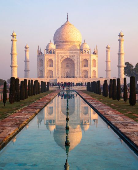 Kærlighedspaladset Taj Mahal med bassin i forgrunden – i Indien