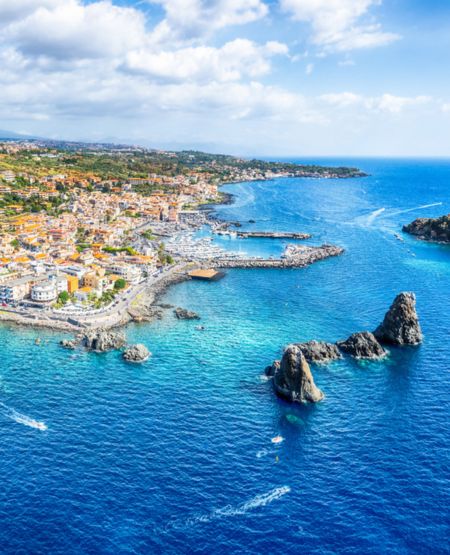 Aci_Trezza-Sicilien-Italien-iStock-1427282403