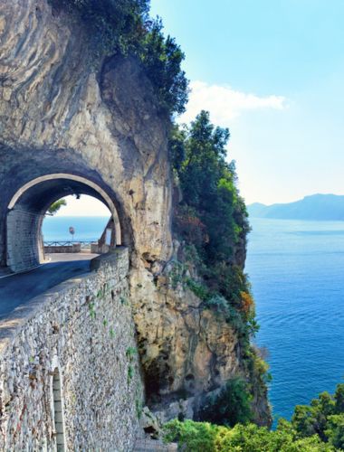 Tunnel med udsigt over havet ved Amalfikysten i Italien