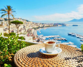 Kaffe på balkon med udsigt over Naopli, Italien