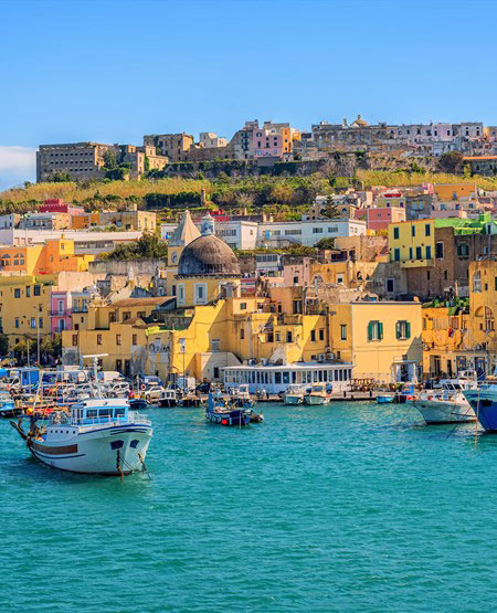 Udsigt over bugt og farverige huse i Napoli i Italien