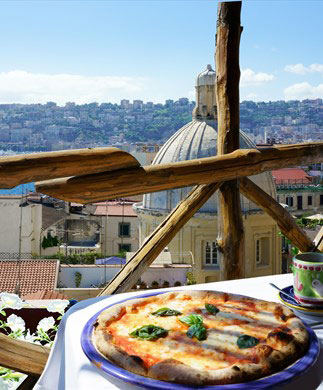 Udsigt fra balkon over Napoli i Italien