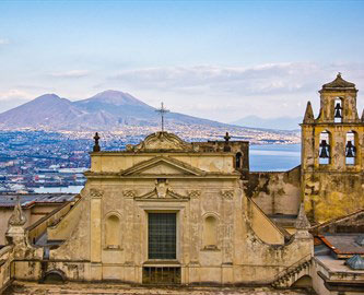 Udsigt over bygninger og Vesuv i Napoli, Italien.
