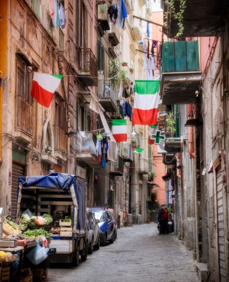 Gade i Napoli med italiensk flag