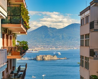 Udsigt ud gennem bygninger og gade i Napoli, Italien