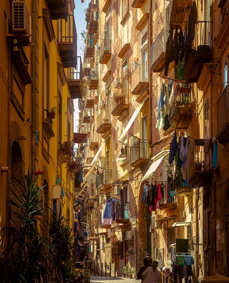 Udsigt ud gennem bygninger og gade i Napoli, Italien