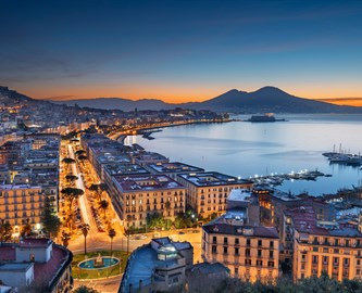 Aftenudsigt over bygninger og Vesuv i Napoli, Italien.
