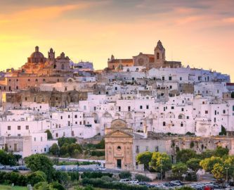 Udsigt over den hvide by Ostuni i Italien