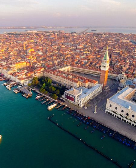 Venedig set fra oven med Markuspladsen i forgrunden