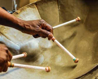 Steel drums, som afrikansk mand spiller på