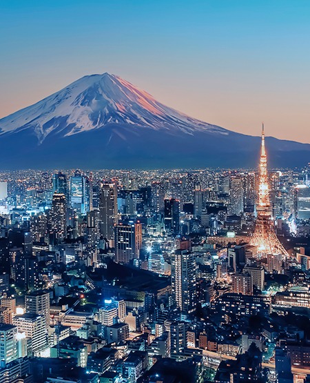 Tokyos skyline ved aftentid
