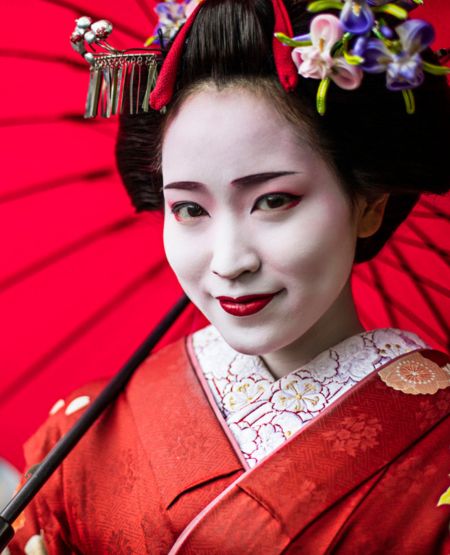 Japansk geisha med rød paraply