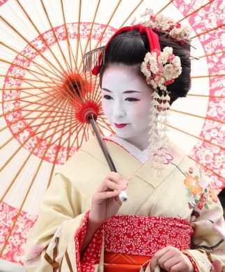 Smuk geisha i traditionel japansk klædedragt