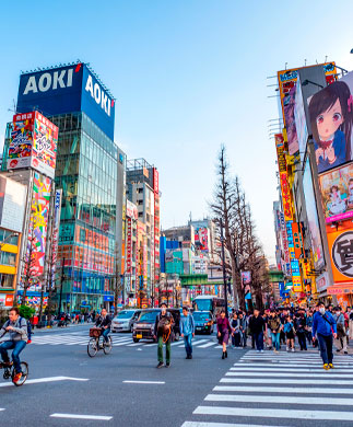 Gadebillede i Tokyo med neonskilte og fodgængere