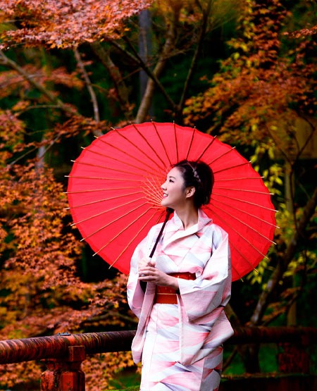 Japansk kvinde i kimono - efterårsstemning Japansk kvinde i kimono - efterårsstemning
