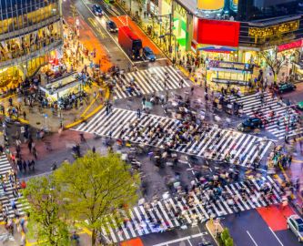 Verdens mest berømte lyskryds i Shibuya i Tokyo med stort menneskemylder set fra oven