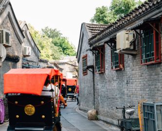 Rickshaws på i de gamle hutonger i Beijing i Kina