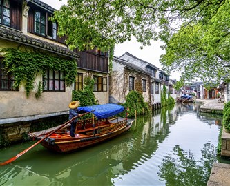 Billede af kanal, huse og båd i Tongli Zhouzhuang